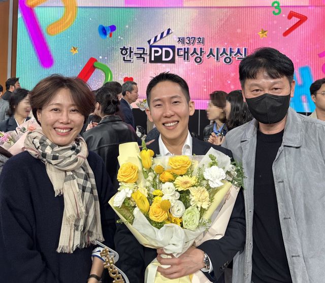 tbn경인교통방송 기획 프로그램 ‘느리지만 아름다운 실버카펫라이드’ 제작진이 수상 뒤 기념 촬영을 하고있다. 왼쪽부터 손수림 편성제작국장, 홍석훈 PD, 이준희 본부장 직무대리. tbn경인교통방송 제공