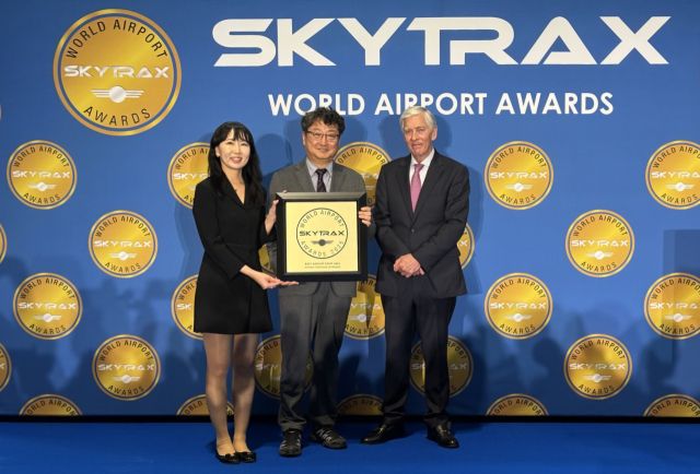 김창규 인천국제공항공사 운영본부장(가운데)이 10일 스카이트랙스(Skytrax) 주관으로 스페인 마드리드에서 열린 ‘2025 월드 에어포트 어워즈(2025 World Airport Awards)’에서 최우수상을 받고 있다. 공항공사 제공