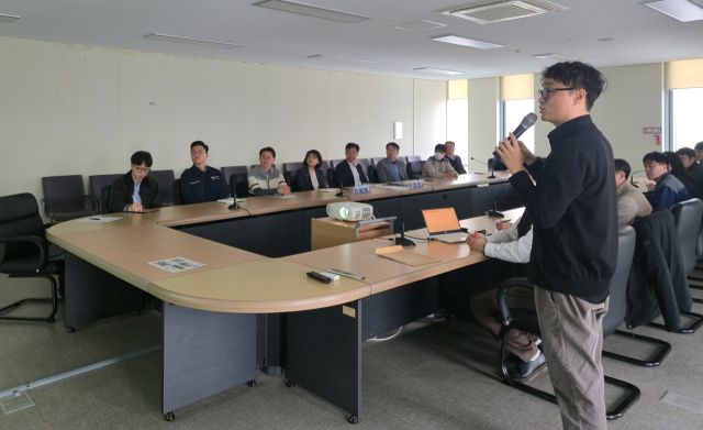 이태형 시흥화학재난합동방재센터 연구사가 시흥비지니스센터 9층 대회의실에서 안심컨설팅 추진방향 등을 자문위원들에게 설명하고 있다. 한강유역환경청 제공