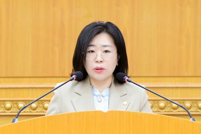 양주시의회 강혜숙 의원이 11일 임시회에서 대표발의한 화물자동차 불법 밤샘주차 문제 해결을 위한 화물자동차 운수사업법 개정 촉구 건의안에 대해 설명하고 있다. 양주시의회 제공