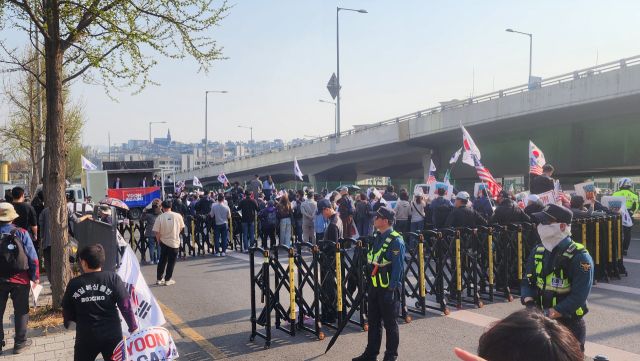 보수 지지자들이 관저 앞 한남대로에서 윤 전 대통령의 퇴거를 보기 위해 모였다. 한준호기자