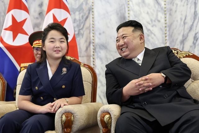 열병식 주석단에 나란히 앉은 김정은과 딸 주애. 평양 조선중앙통신