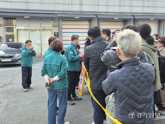 11일 오후 3시13분 광명시 일직동 신안산선 공사현장이 붕괴된 가운데 사고 현장 인근 주민들이 구체적 대책 마련을 촉구하고 있다. 김도균기자