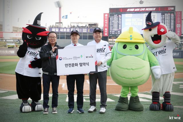 지난 10일 수원 KT위즈파크서 진행된 업무 협약식에서 기념촬영을 하고 있는 이호식 kt sports 대표이사, 오기환 고용노동부 경기지청장, 송석진 안전보건공단 경기지역본부장(왼쪽부터). KT 위즈 제공