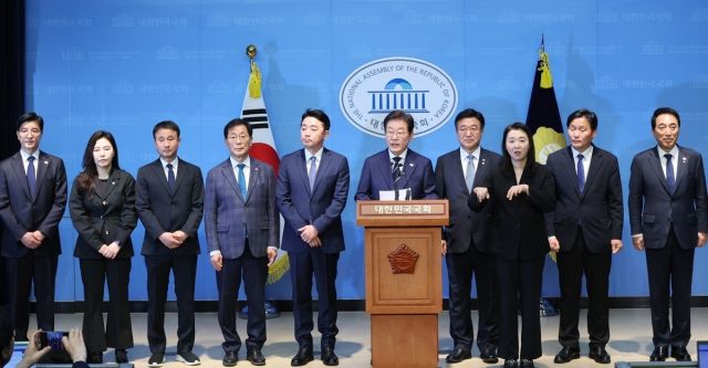 더불어민주당 이재명 전 대표가 11일 서울 여의도 국회 소통관에서 집권 청사진 등을 소개하는 '비전 선포식 및 캠프 일정 발표'에서 캠프 인선을 소개하고 있다. 연합뉴스