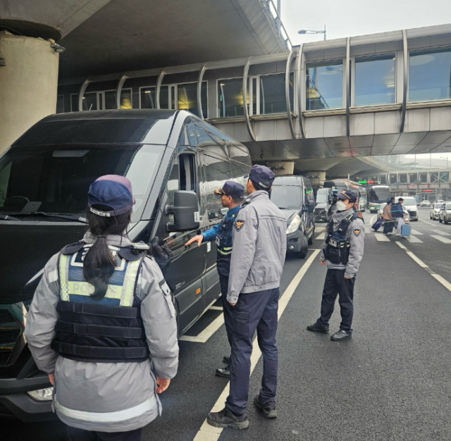 인천 경찰관들이 인천국제공항에서 무등록 유상운송행위를 단속하고 있다. 인천경찰청 제공