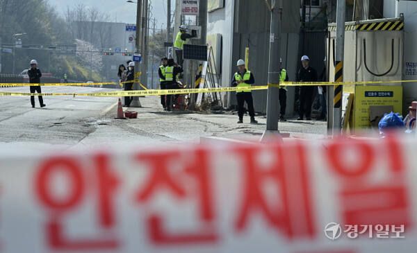 11일 오전 광명시 일직동 신안산선 공사 현장 인근 KTX광명역 도로와 안양 호현삼거리까지 양방향 1㎞ 구간이 통제되고 있다. 홍기웅 기자