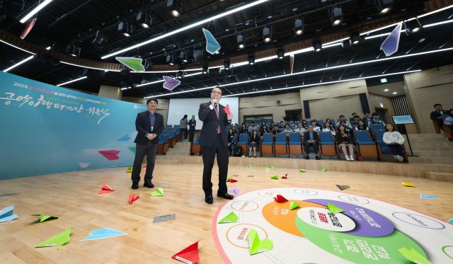 임태희 경기도교육감이 11일 경기도교육청 남부청사에서 열린 ‘2025 공약이행평가단' 위촉식에 참석했다. 경기도교육청 제공