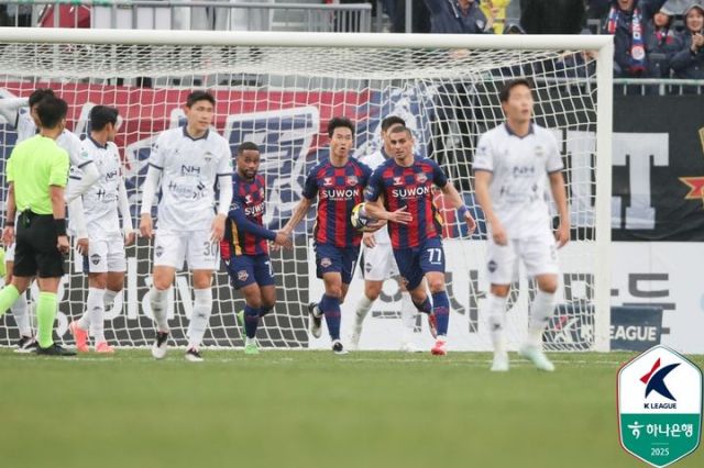 12일 수원종합운동장에서 열린 프로축구 K리그1 김천 상무와의 8라운드 경기서 후반 동점골을 넣은 수원FC 윤빛가람(가운데)이 동료들과 기뻐하고 있다.한국프로축구연맹 제공