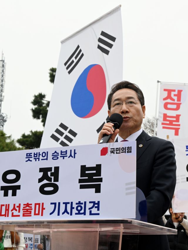 유정복 인천시장이 9일 인천 중구 자유공원 맥아더동상 앞에서 제21대 대통령선거 출마를 공식 선언하고 있다. 인천시 제공