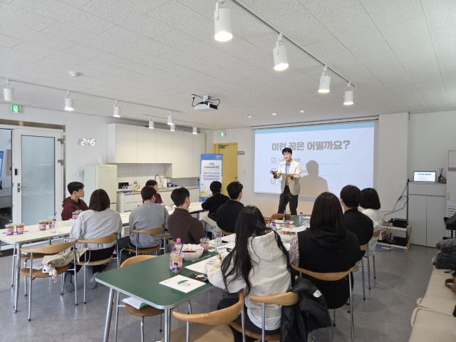 11일 수원시 팔달구에서 진행된 ‘기아 AutoLand 화성 자립준비청년 장학증서 수여식’에서 참여한 장학생들을 대상으로 목표관리 강연이 진행되고 있다. 초록우산 경기지역본부 제공