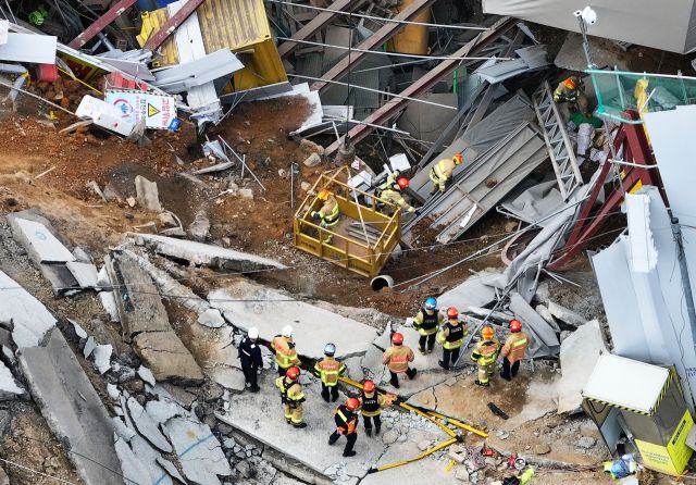 붕괴 사고가 발생한 광명시 신안산선 지하터널 공사 현장에서 12일 구조대원들이 실종자를 수색하고 있다. 연합뉴스