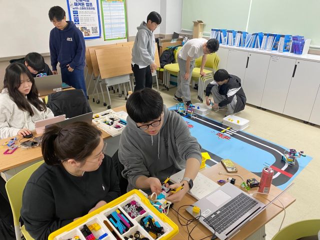 고촌고등학교 학생들이 ‘AI 해커톤 캠프’에서 로봇을 직접 설계하고 제작해 목표 지점까지 스스로 이동해 정확히 물건을 내려놓는 프로젝트를 수행하고 있다. 김포교육지원청 제공