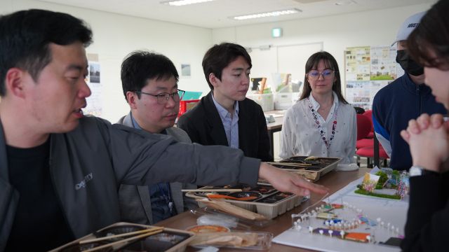 연수구와 유타대 아시아캠퍼스 관계자 등이 학생들의 공원 설계안을 살펴보고 있다. 연수구 제공