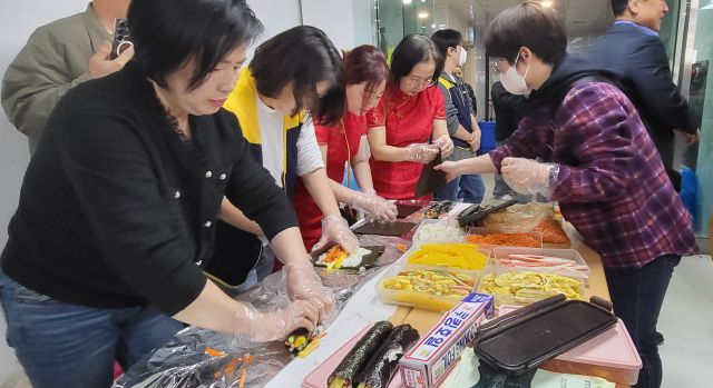 여주시외국인복지센터는 13일 여주 세계문화축제 기념행사의 하나로 김밥만들어 먹기 체험행사를 진행했다. 유진동기자