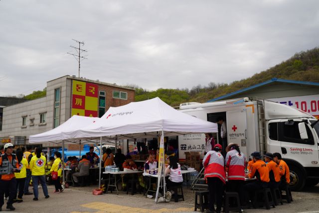 경기적십자 관계자들이 광명 지하철 공사 구간 붕괴사고 현장 인근에 구호 천막을 치고 지원에 들어간 모습. 대한적십자 경기도지사 제공