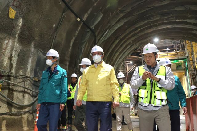최대호 안양시장이 12일 오전 11시 월판선 제6공구의 지하 공사현장을 점검하고 있다. 안양시 제공