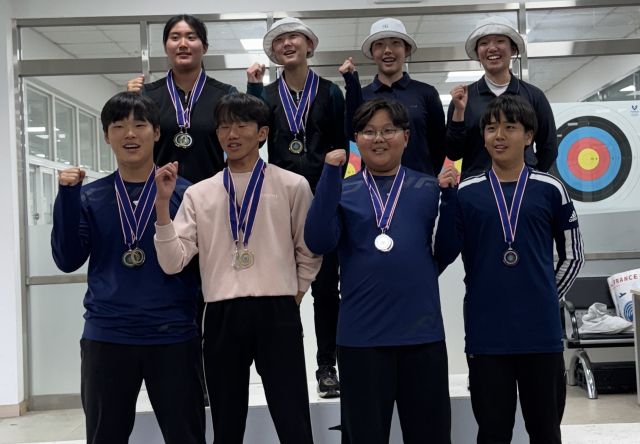 제54회 전국소년체육대회 양궁 남녀 중등부 경기도대표로 선발된 8명의 선수가 기념촬영을 하고 있다.경기도양궁협회 제공