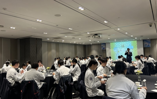 지난 9일 이재훈 지배인이 삼일고등학교 1학년 학생들에게 테이블 매너 교육을 하고 있다. 삼일고 제공