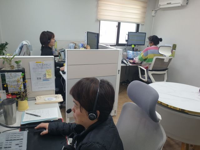 인천 강화군 단군콜센터에서 홀몸어르신을 상대로 말벗과 생활민원 등을 지원하고 있다. 강화군 제공