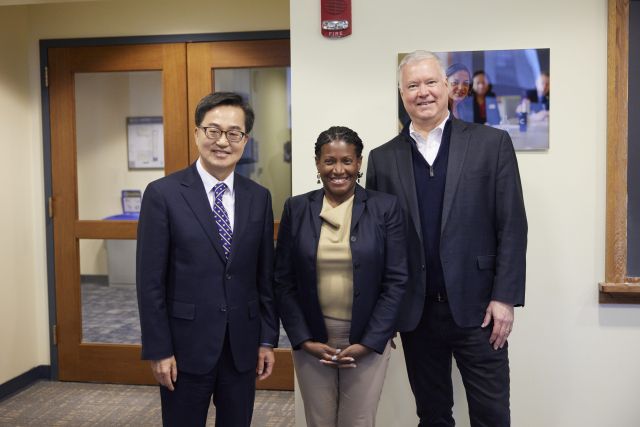 김동연 경기도지사(왼쪽)와 스티브 비건 전 대표(오른쪽). 경기도 제공