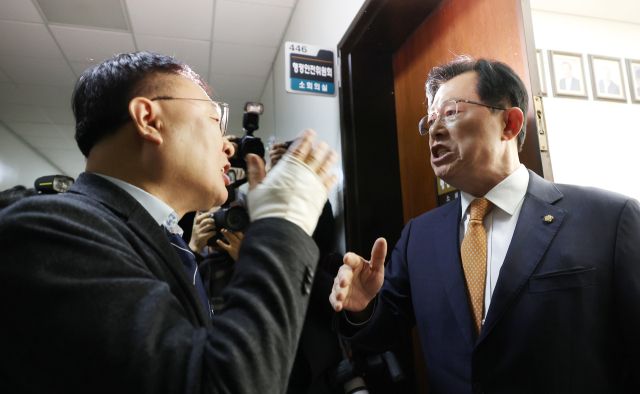 지난 6일 김대웅 중앙선거관리위원회 위원 후보자에 대한 인사청문회 중 국민의힘 이만희 의원(오른쪽)과 더불어민주당 이광희 의원이 복도에서 말싸움하고 있다. 연합뉴스