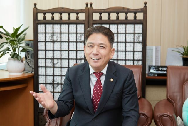 이창식 용인특례시의회 부의장이 경기일보와 인터뷰를 진행하고 있다. 용인특례시의회 제공