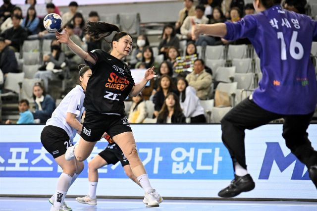 13일 서울올림픽공원 핸드볼경기장서 열린 삼척시청과의 여자부 정규시즌 최종전서 광명 SK 슈가글라이더즈 송지은이 돌파 점프슛을 하고 있다.한국핸드볼연맹 제공