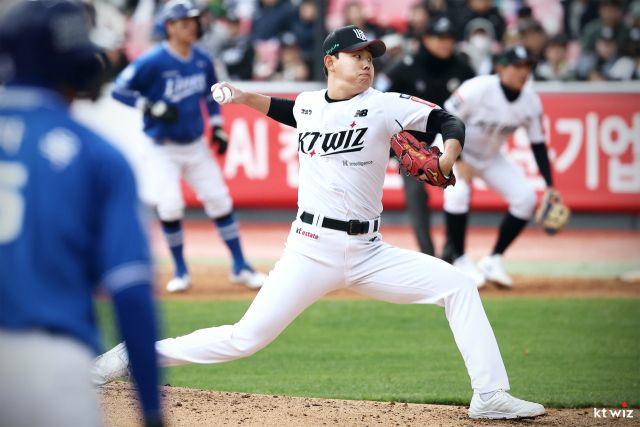 13일 수원 KT위즈파크에서 열린 2025 KBO리그 삼성 라이온즈와 경기서 KT 위즈의 선발투수 소형준이 역투를 펼치고 있다.KT 위즈 제공