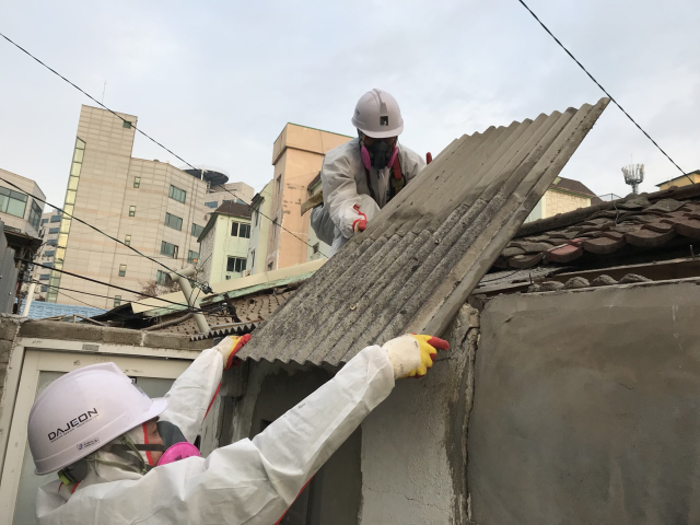 올해 인천 중구에서 한 공사업체가 슬레이트를 철거하고 있다. 인천시 제공