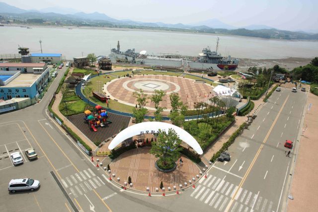 평화누리길 대명항 함상공원. 경기도 제공