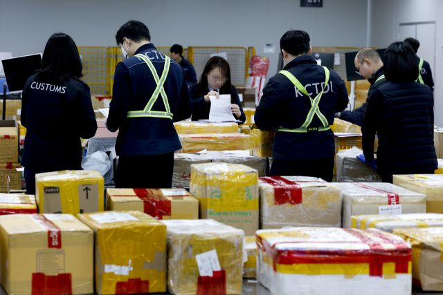 지난달 18일 인천 중구 인천공항세관 특송물류센터 검사장에서 관세청 직원들이 마약류 성분 함유 불법 의약품 적발 급증에 따른 집중 단속을 하고 있다. 공항사진기자단·연합뉴스