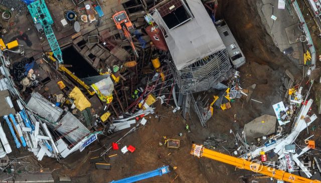 14일 오후 광명시 일직동 신안산선 붕괴 현장에서 소방대원 등 관계자들이 매립 실종자 수색 작업을 벌이고 있다. 사고 발생 나흘째인 이날 소방당국은 계속해서 실종된 50대 근로자에 대한 수색작업을 벌이고 있으나 악천후로 지반 침하가 계속돼 수색에 난항을 겪고 있다. 윤원규기자