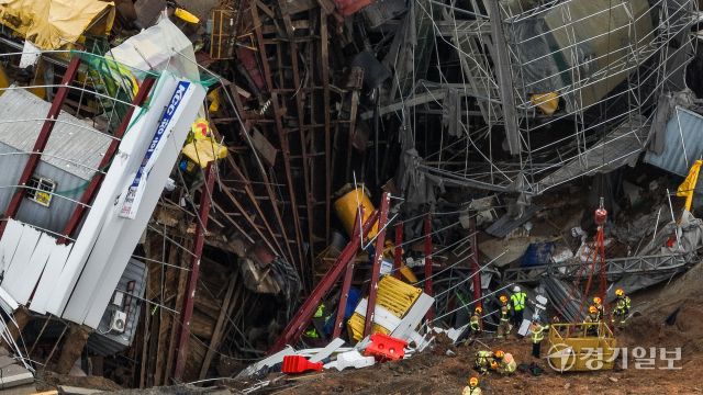 14일 오후 광명시 일직동 신안산선 붕괴 현장에서 소방대원 등 관계자들이 매립 실종자 수색 작업을 벌이고 있다. 사고 발생 나흘째인 이날 소방당국은 계속해서 실종된 50대 근로자에 대한 수색작업을 벌이고 있으나 악천후로 지반 침하가 계속돼 수색에 난항을 겪고 있다. 윤원규기자