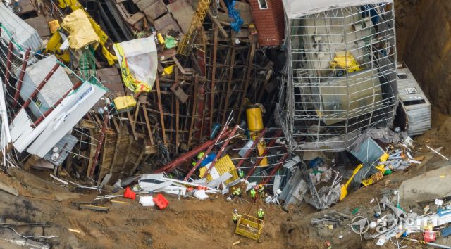 14일 오후 광명시 일직동 신안산선 붕괴 현장에서 소방대원 등 관계자들이 매립 실종자 수색 작업을 벌이고 있다. 사고 발생 나흘째인 이날 소방당국은 계속해서 실종된 50대 근로자에 대한 수색작업을 벌이고 있으나 악천후로 지반 침하가 계속돼 수색에 난항을 겪고 있다. 윤원규기자