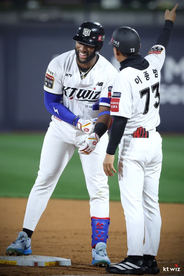 KT 위즈가 로하스, 장성우, 강백호 등 주축 타자들의 회복세로 인해 본격적인 상위권 경쟁을 예고하고 있다.KT 위즈 제공