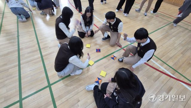 전통놀이 수업에서 성남외고 학생들이 딱지치기 게임을 하고 있다. 박용규기자
