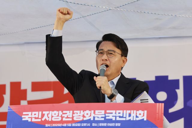 국민의힘 윤상현 의원이 5일 서울 세종대로에서 대한민국바로세우기국민운동본부가 연 광화문 국민대회에 참석해 발언하고 있다. 연합뉴스