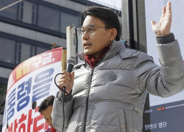 국민의힘 윤상현 의원이 지난 3월3일 서울 서초구 서울중앙지법 앞에서 국민의힘 탄핵반대 당협위원장 모임이 주최한 집회에 참석해 연설을 하고 있다. 연합뉴스