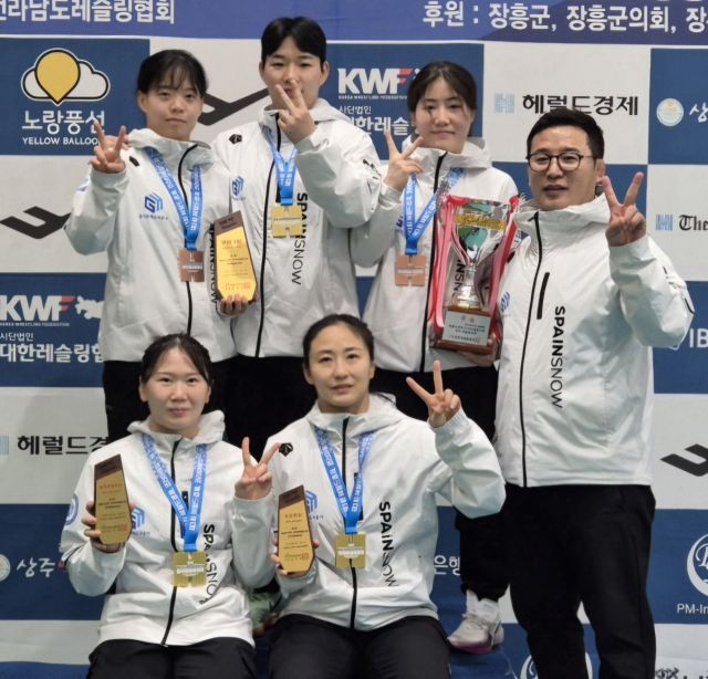 GH 여자레슬링팀이 제3회 헤럴드경제·코리아헤럴드배 전국레슬링대회 시상식 후 기념촬영을 하고 있다.GH 레슬링팀 제공