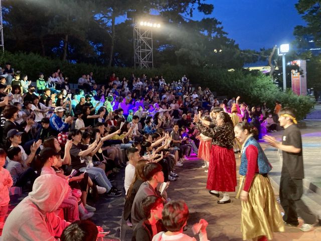 인천문화예술회관 야외예술무대 '황.금.토.끼' 공연 모습. 인천문화예술회관 제공