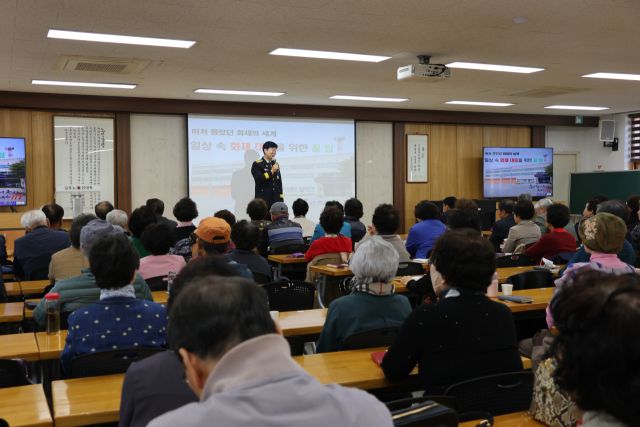유해공 김포소방서장이 김포노인대학에서 노인 및 중장년층을 대상으로 화재예방 등 화재시 대응요령을 교육하고 있다. 김포소방서 제공