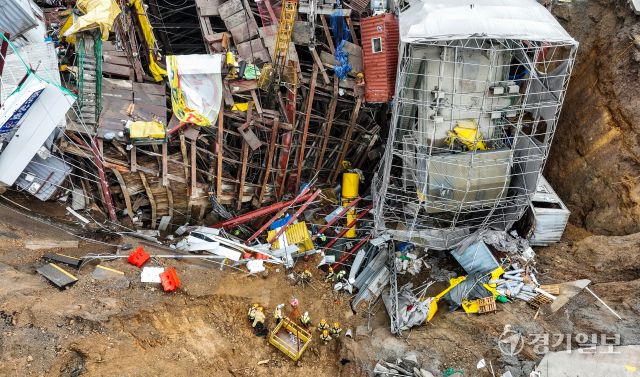 14일 오후 광명시 일직동 신안산선 붕괴 현장에서 소방대원 등 관계자들이 매립 실종자 수색 작업을 벌이고 있다. 사고 발생 나흘째인 이날 소방당국은 계속해서 실종된 50대 근로자에 대한 수색작업을 벌이고 있으나 악천후로 지반 침하가 계속돼 수색에 난항을 겪고 있다. 윤원규기자