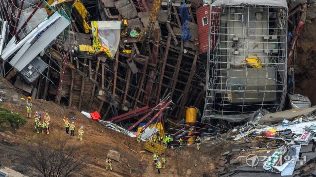 14일 오후 광명시 일직동 신안산선 붕괴 현장에서 소방대원 등 관계자들이 매립 실종자 수색 작업을 벌이고 있다. 사고 발생 나흘째인 이날 소방당국은 계속해서 실종된 50대 근로자에 대한 수색작업을 벌이고 있으나 악천후로 지반 침하가 계속돼 수색에 난항을 겪고 있다. 윤원규기자