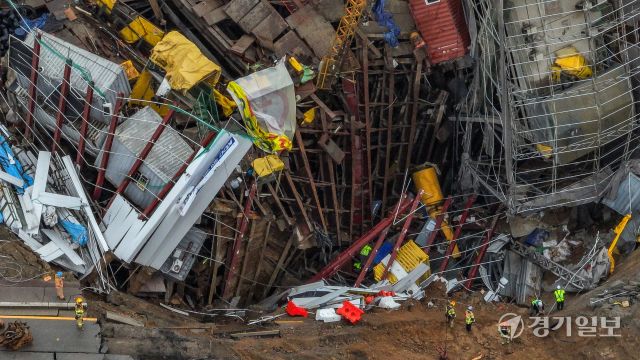 14일 오후 광명시 일직동 신안산선 붕괴 현장에서 소방대원 등 관계자들이 매립 실종자 수색 작업을 벌이고 있다. 사고 발생 나흘째인 이날 소방당국은 계속해서 실종된 50대 근로자에 대한 수색작업을 벌이고 있으나 악천후로 지반 침하가 계속돼 수색에 난항을 겪고 있다. 윤원규기자