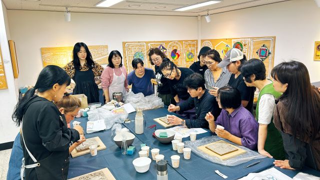 지난 2024년 인천 중구 주민들이 우리미술관에서 열린 문화 예술 교육 프로그램에 참여하고 있다. 인천문화재단 제공