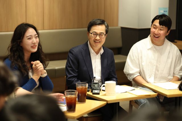 더불어민주당 대통령 후보 경선에 나선 김동연 경기도지사가 지난 14일 서울 여의도의 한 카페에서 ‘청년 공감 토크 콘서트’를 열고 청년들과 소통하고 있다. 김동연 캠프 제공