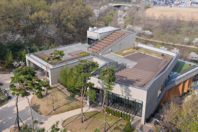 수원시 영통구 광교호수공원 한쪽에 위치한 광교푸른숲도서관 전경. 수원시 제공