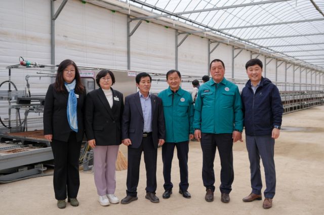 안성시의회가 금광면 다목적 스마트팜 시스템 시현 현장을 둘러보고 풍년을 기원했다. 안성시의회 제공