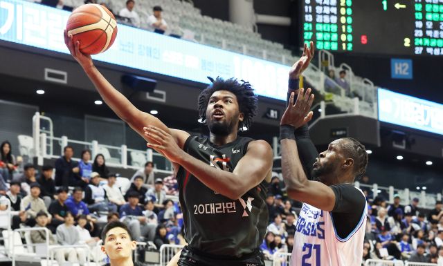 수원 KT 소닉붐이 4강 플레이오프 진출의 불씨를 살린 가운데 포스트시즌 들어 부진한 레이션 해먼즈(왼쪽)의 부활이 시급하다. 사진은 2차전서 레이업 슛을 시도하고 있는 해먼즈.연합뉴스